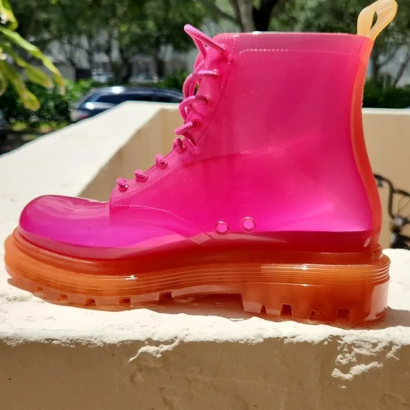 DONATING THIS WEEKEND IF NOT BOUGHT: Melissa boots size 7 for women - Picture 9 of 10